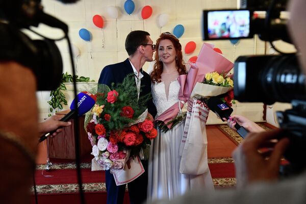 يحتفل المتزوجان حديثًا أوليغ ومارينا بزفافهما الأول منذ تحرير قرية فولودارسكو بالقرب من ماريوبول في إطار العملية العسكرية الخاصة في أوكرانيا. 28 يونيو 2022 - سبوتنيك عربي