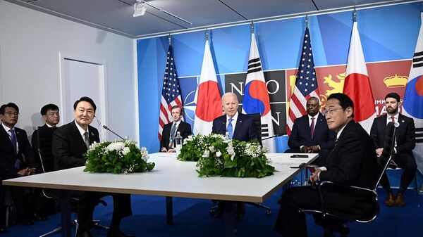 قمة ثلاثية بين الرئيس الأمريكي جو بايدن ورئيس كوريا الجنوبية يون سوك يول ورئيس الوزراء الياباني فوميو كيشيدا على هامش قمة الناتو في مدريد، إسبانيا، 29 يونيو/ حزيران 2022 - سبوتنيك عربي