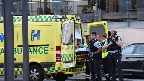 الشرطة الدنماركية خلال تواجدها بعد إصابة عدة أشخاص في إطلاق نار بمركز تسوق بكوبنهاغن، الأحد 3 يوليو/تموز 2022 - سبوتنيك عربي
