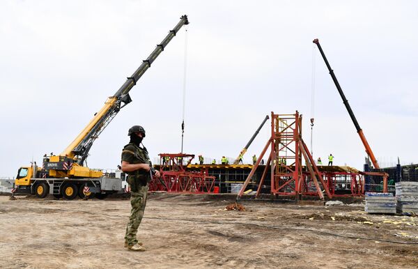 جندي من القوات المسلحة الروسية في موقع بناء مناطق سكنية جديدة في ماريوبول، 30 يونيو 2022 - سبوتنيك عربي