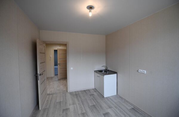 إحدى الشقق الجديدة من الداخل في أحد منازل منطقة سكنية قيد الإنشاء في ماريوبول، 30 يونيو 2022 - سبوتنيك عربي