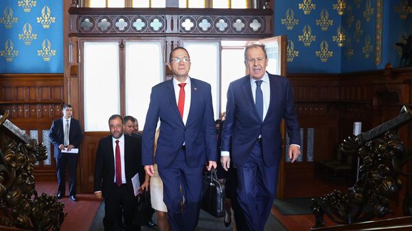 وزير الخارجية الروسي سيرغي لافروف (يمين) ووزير الخارجية الفنزويلي كارلوس فاريا خلال لقاء في موسكو. - سبوتنيك عربي