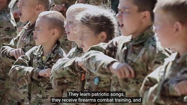 بعد الميدان، مر آلاف الأطفال الأوكرانيين عبر معسكرات شبه عسكرية مشابهة لـ شباب هتلر النازي.صورة من تقرير القناة التلفزيونية الأمريكية NBC - سبوتنيك عربي