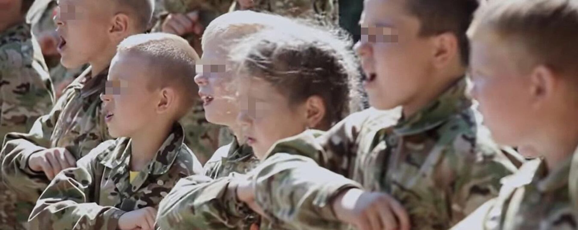 بعد الميدان، مر آلاف الأطفال الأوكرانيين عبر معسكرات شبه عسكرية مشابهة لـ شباب هتلر النازي.صورة من تقرير القناة التلفزيونية الأمريكية NBC - سبوتنيك عربي, 1920, 04.07.2022