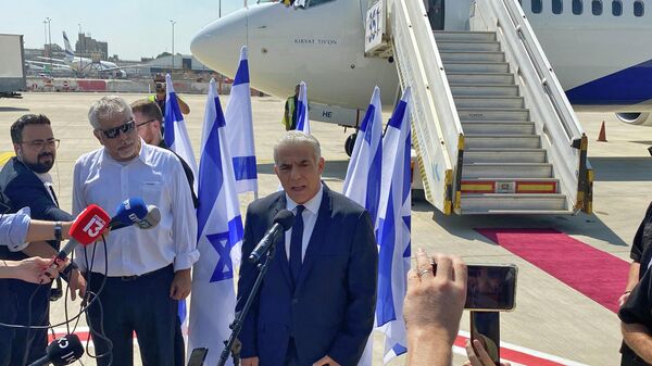 رئيس الوزراء الإسرائيلي يائير لابيد أثناء توجهه إلى باريس للقاء الرئيس الفرنسي إيمانويل ماكرون - سبوتنيك عربي