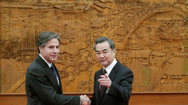 وزير الخارجية الصيني، وانغ يي، مع نظيره الأمريكي، أنتوني بلينكن - سبوتنيك عربي