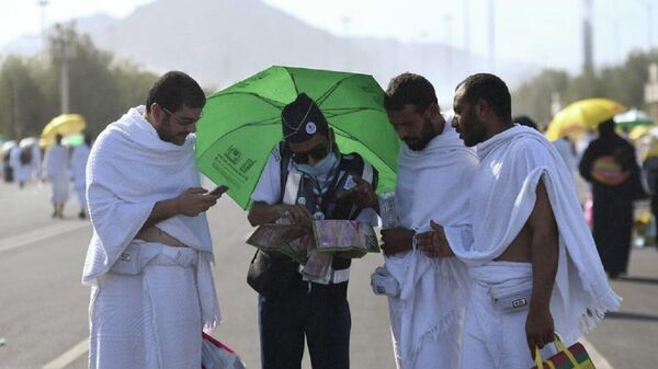 مجموعة من الحجاج يصلون السعودية لأداء فريضة الحج - سبوتنيك عربي