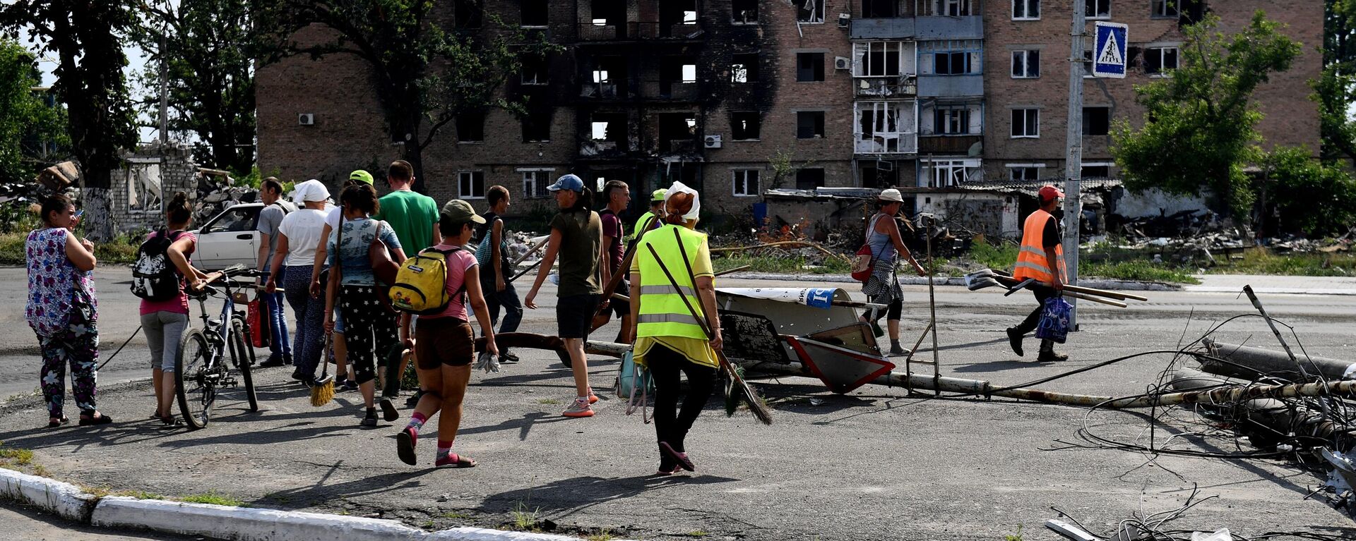 المدنيون يعودون إلى الحياة السلمية ويقومون بتنظيف شوارع مدينتهم في فولنوفاخا، جمهورية دونيتسك الشعبية 5 يوليو 2022 - سبوتنيك عربي, 1920, 10.07.2022