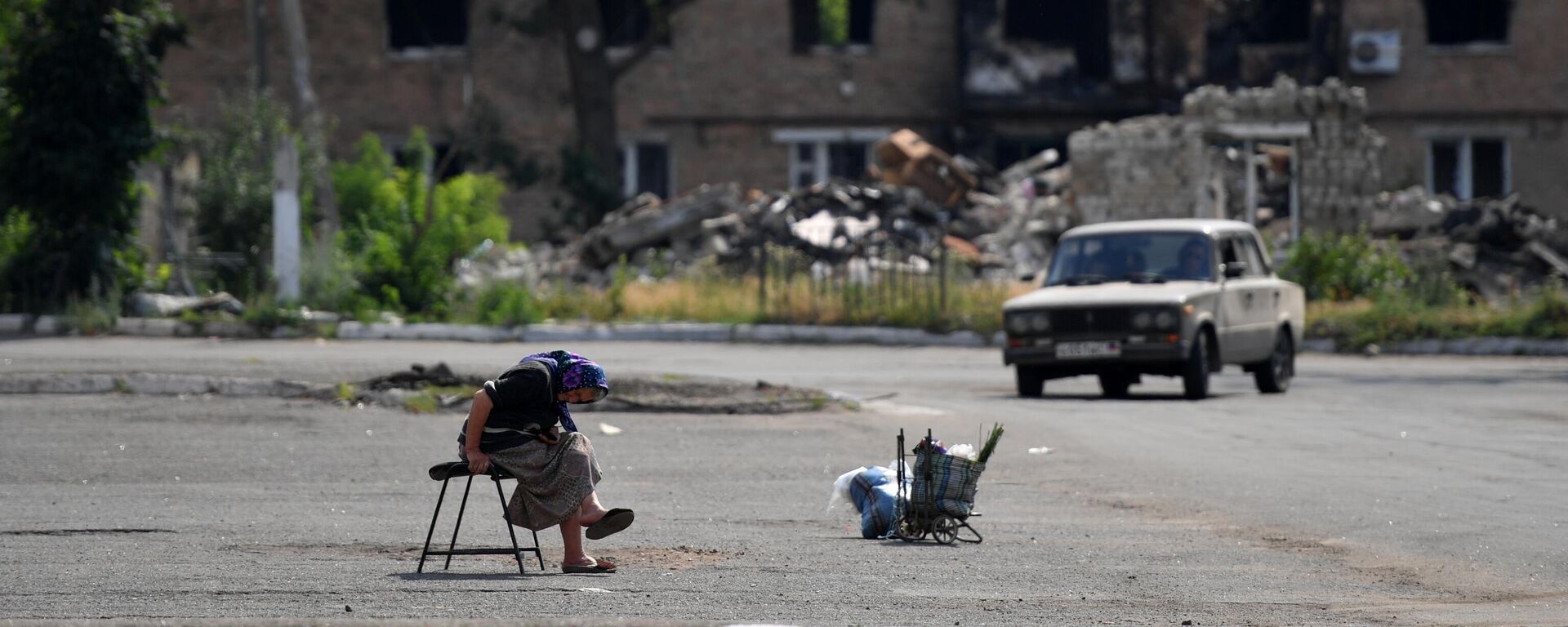 المدنيون يعودون إلى الحياة السلمية ويقومون بتنظيف شوارع مدينتهم في فولنوفاخا، جمهورية دونيتسك الشعبية 5 يوليو 2022 - سبوتنيك عربي, 1920, 27.08.2022