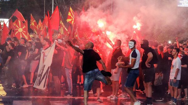 عشرات الآلاف من المقدونيين يحتجون أمام مبنى وزارة الخارجية المقدونية على اقتراح فرنسي لحل النزاع مع بلغاريا، والذي يعرقل محادثات عضوية البلاد مع الاتحاد الأوروبي، سكوبيه، مقدونيا 5 يوليو 2022 - سبوتنيك عربي