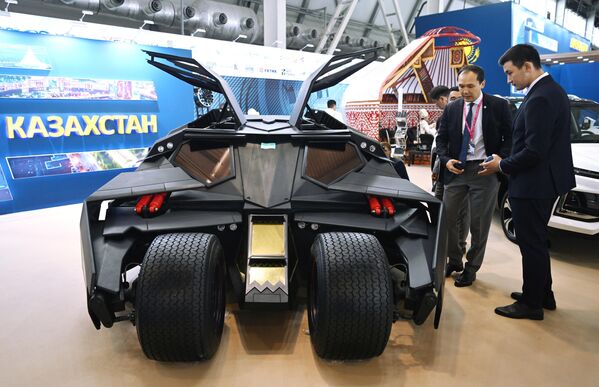 مركبة بات موبيل (سيارة باتمان) من تصميم الروسي يفغيني بوندورينكو، في معرض إنوبروم-2022، في مركز لإقامة المعارض يكاترينبورغ-إكسبو، 6 يوليو 2022 - سبوتنيك عربي