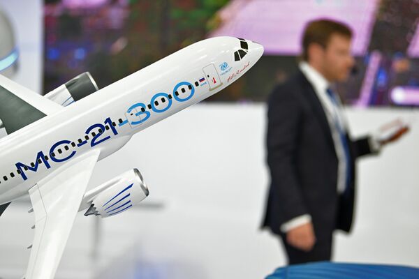 نموذج لطائرة الركاب MS-21-300 في جناح روساتوم، في معرض إنوبروم-2022، في مركز لإقامة المعارض يكاترينبورغ-إكسبو، 6 يوليو 2022 - سبوتنيك عربي