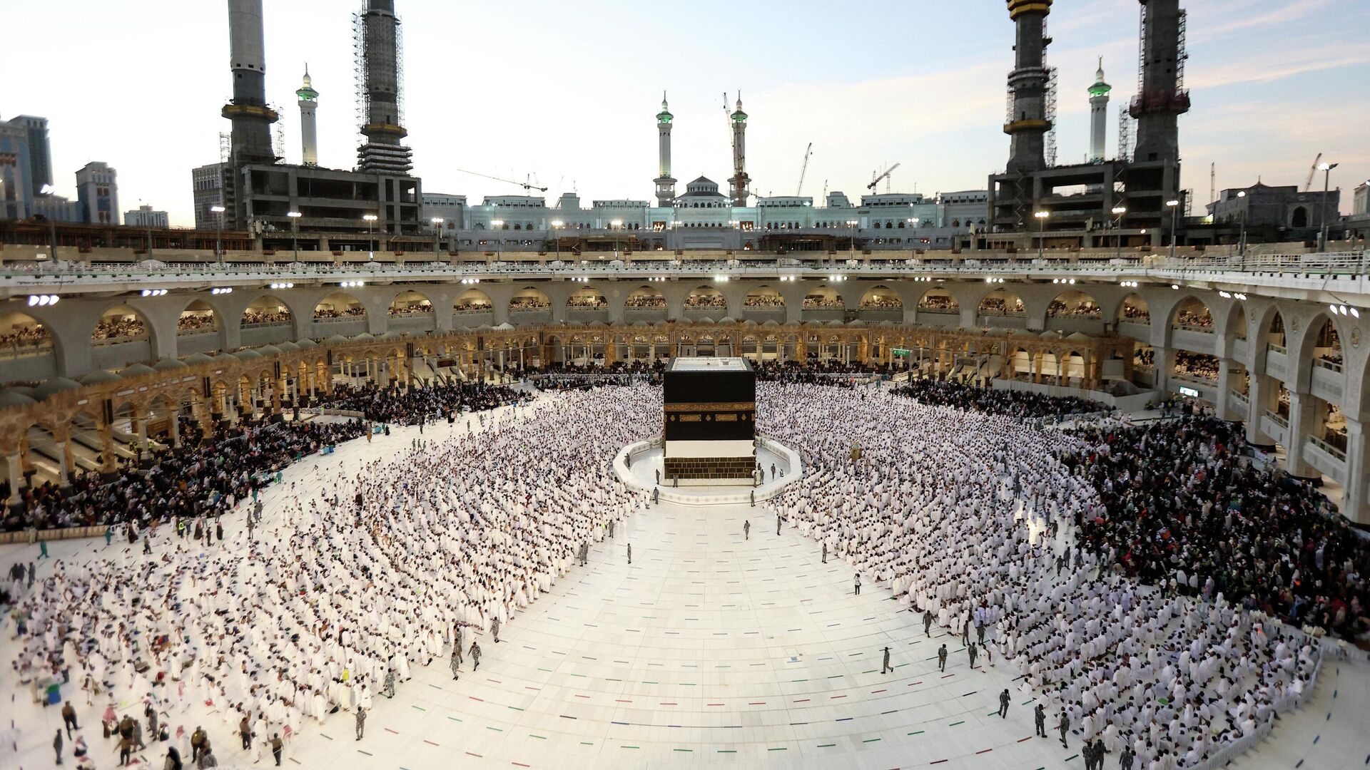الحجاج يطوفون حول الكعبة المشرفة في المسجد الحرام، في مدينة مكة المكرمة في المملكة العربية السعودية في 6 يوليو 2022 - سبوتنيك عربي, 1920, 23.01.2023
