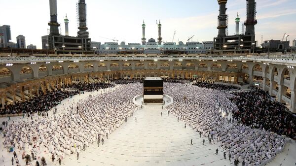 Мусульманские паломники молятся у Каабы в Большой мечети в Мекке - سبوتنيك عربي