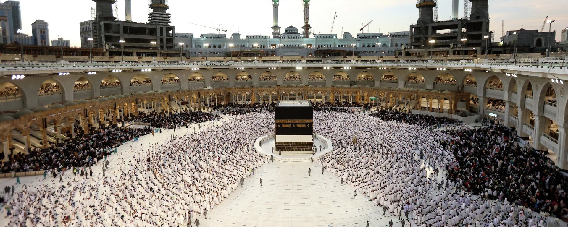 الحجاج يطوفون حول الكعبة المشرفة في المسجد الحرام، في مدينة مكة المكرمة في المملكة العربية السعودية في 6 يوليو 2022 - سبوتنيك عربي, 1920, 12.07.2022