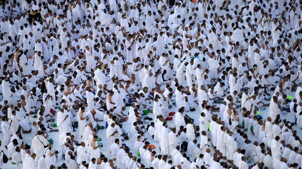 الحجاج يطوفون حول الكعبة المشرفة في المسجد الحرام، في مدينة مكة المكرمة في المملكة العربية السعودية في 6 يوليو 2022 - سبوتنيك عربي