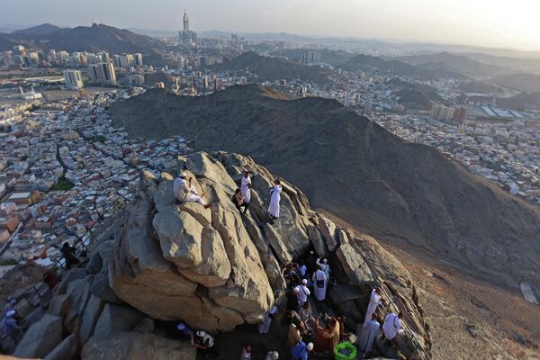 الحجاج على جبل النور، في مدينة مكة المكرمة في المملكة العربية السعودية في 5 يوليو 2022 - سبوتنيك عربي