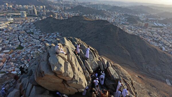 الحجاج على جبل النور، في مدينة مكة المكرمة في المملكة العربية السعودية في 5 يوليو 2022 - سبوتنيك عربي