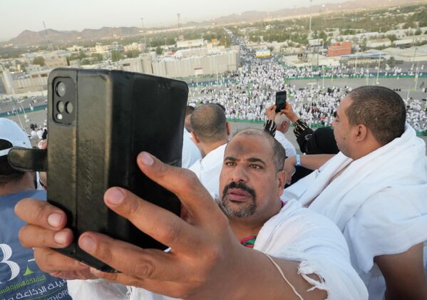 أحد الحجاج يلتقط صورة سيلفي في المسجد الحرام، في مدينة مكة المكرمة في المملكة العربية السعودية في 6 يوليو 2022 - سبوتنيك عربي