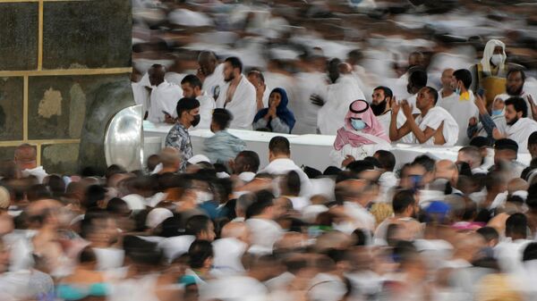 الحجاج يطوفون حول الكعبة المشرفة في المسجد الحرام، في مدينة مكة المكرمة في المملكة العربية السعودية في 6 يوليو 2022 - سبوتنيك عربي