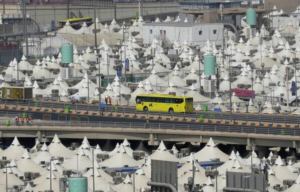 حافلة تنقل الحجاج في مدينة مكة المكرمة في المملكة العربية السعودية في 7 يوليو 2022 - سبوتنيك عربي