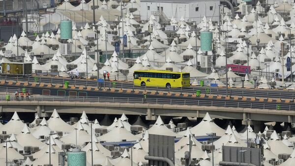حافلة تنقل الحجاج في مدينة مكة المكرمة في المملكة العربية السعودية في 7 يوليو 2022 - سبوتنيك عربي