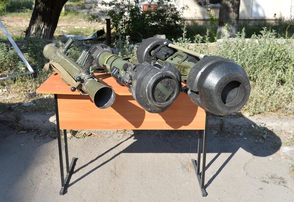 إحدى زوار معرض للمعدات والأسلحة العسكرية التي تم الاستيلاء عليها في وسط ليسيتشانسك، 8 يوليو 2022 - سبوتنيك عربي