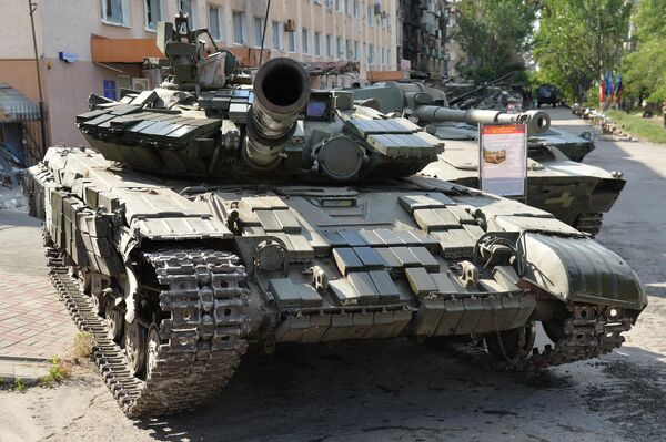 معرض للمعدات والأسلحة العسكرية التي تم الاستيلاء عليها في وسط ليسيتشانسك. في الصورة: دبابة T-64. - سبوتنيك عربي