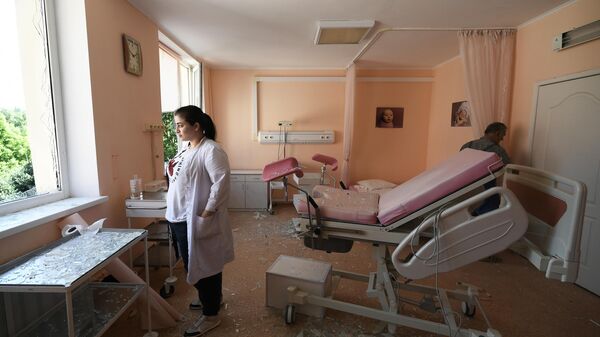 آثار القصف الأوكراني على دار الولادة في مدينة دونيتسك - سبوتنيك عربي
