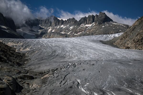 تظهر هذه الصورة التي التقطت بالقرب من منطقة غليتش، نهر الرون الجليدي في جبال الألب السويسرية،  في 8 يوليو 2022 - سبوتنيك عربي