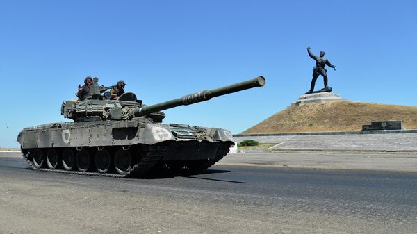 جنود من المجموعة القتالية O التابعة للقوات المسلحة الروسية، يقودون دبابة على طول الطريق السريع بالقرب من منطقة سلافيانوسيربسك، جمهورية لوغانسك الشعبية 7 يوليو 2022 - سبوتنيك عربي