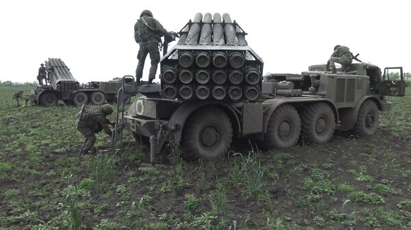 يستعد جنود المجموعة القتالية العسكرية О لإطلاق صاروخ متعدد نظام أوراغان لضرب مواقع القوات المسلحة الأوكرانية خلال العملية العسكرية الخاصة - سبوتنيك عربي