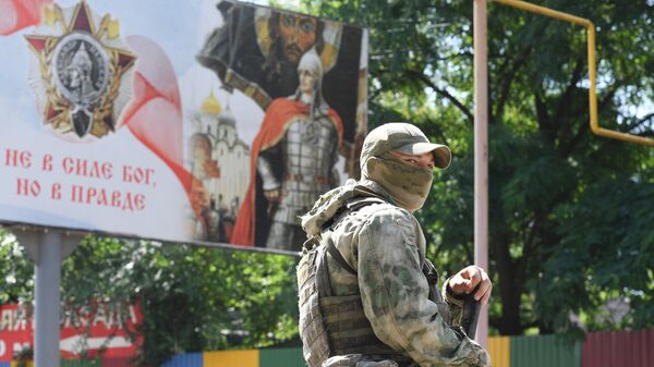 جندي روسي في أحد شوارع مدينة ميليتوبول بممقاطعة زابوروجيه في جنوب أوكرانيا - سبوتنيك عربي
