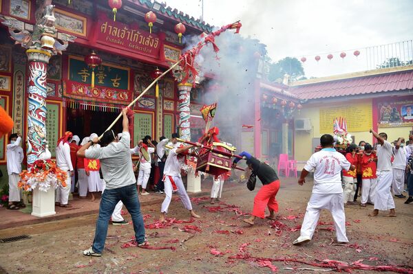 يتم إطلاق الألعاب النارية حيث يشارك المصلين في عرض سنوي تكريما لإلهة ضريح غو لينجشي، وهو مزار تقليدي على الطراز الصيني في مدينة ناراثيوات، في مقاطعة ناراثيوات جنوب تايلاند في 13 يوليو 2022. - سبوتنيك عربي