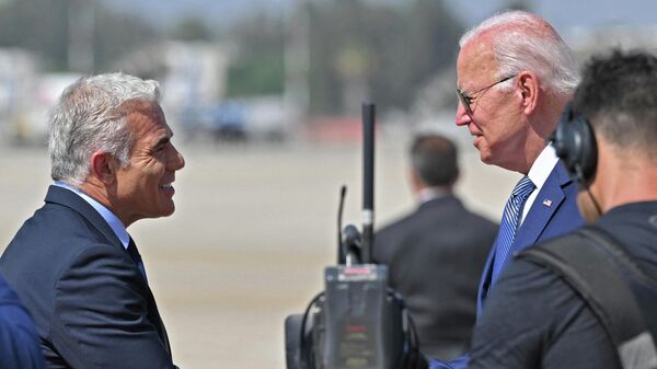 الرئيس الأمريكي جو بايدن مع رئيس الوزراء الإسرائيلي يائير لابيد في تل أبيب - سبوتنيك عربي