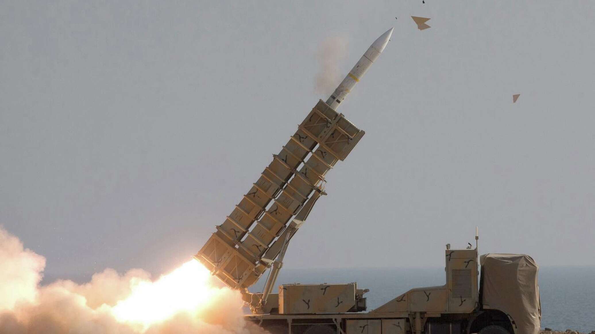 إعلام: الدفاعات الجوية الإيرانية تتصدى لهجوم صاروخي والسلطات تعلق حركة الطيران في البلاد