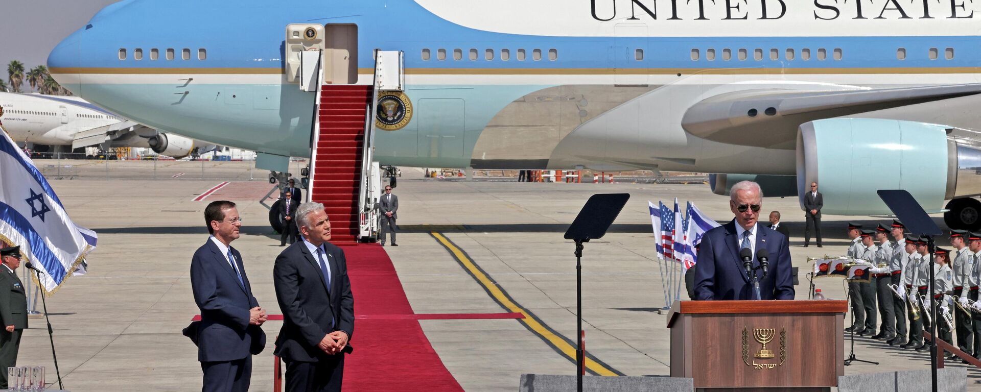 الرئيس الأمريكي جو بادين يلقي كلمة أمام الصحفيين في مطار بن غوريون في إسرائيل، 13 يوليو 2022 - سبوتنيك عربي, 1920, 13.07.2022