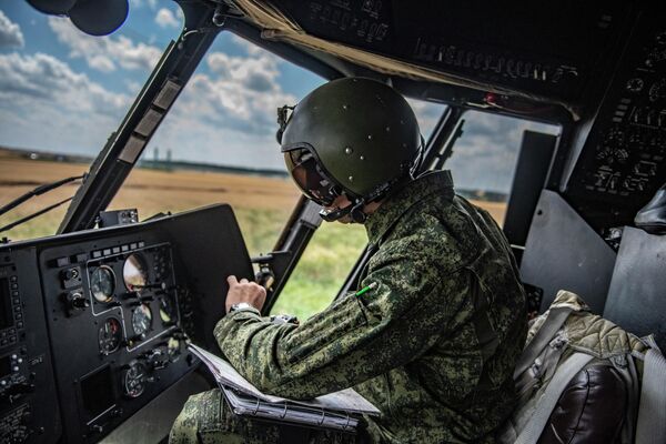 طيار داخل مروحية مي-8 ام تي في في مطار ميداني في منطقة العملية العسكرية الخاصة في أوكرانيا - سبوتنيك عربي