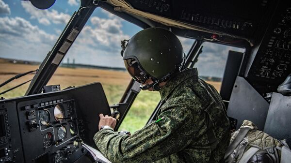طيار داخل مروحية مي-8 ام تي في في مطار ميداني في منطقة العملية العسكرية الخاصة في أوكرانيا - سبوتنيك عربي