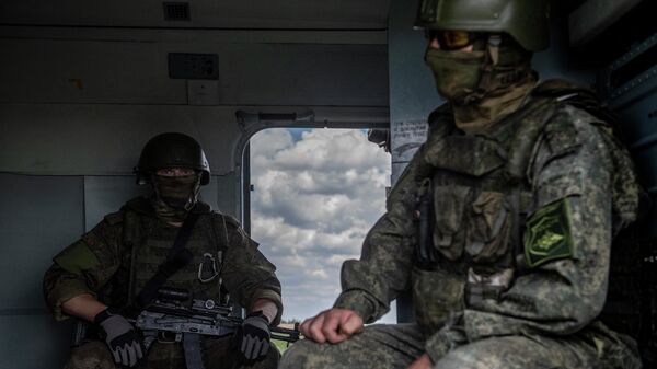 طيارون داخل مروحية مي-8 ام تي في في مطار ميداني في منطقة العملية العسكرية الخاصة في أوكرانيا - سبوتنيك عربي