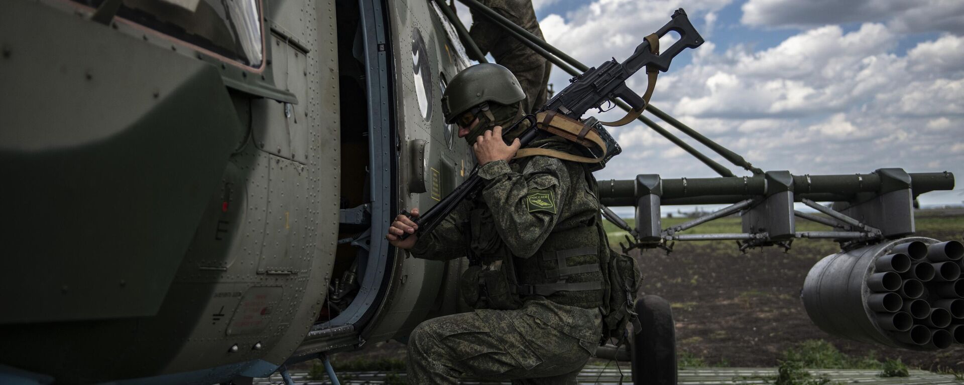 أحد جنود القوات الجوية-الفضائية يدخل مروحية مي-8 ام تي في في مطار ميداني في منطقة العملية العسكرية الخاصة في أوكرانيا - سبوتنيك عربي, 1920, 31.01.2023