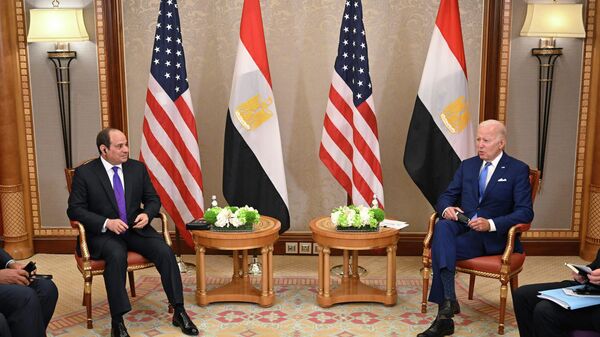 الرئيس الأمريكي جو بايدن مع الرئيس المصري عبد الفتاح السيسي في مدينة جدة السعودية، اليوم السبت، 16 يوليو/ تموز 2022 - سبوتنيك عربي