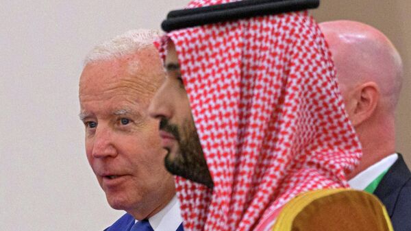 الرئيس الأمريكي جو بايدن مع ولي العهد السعودي الأمير محمد بن سلمان خلال قمة جدة في المملكة العربية السعودية، اليوم السبت 16 يوليو/ تموز 2022 - سبوتنيك عربي