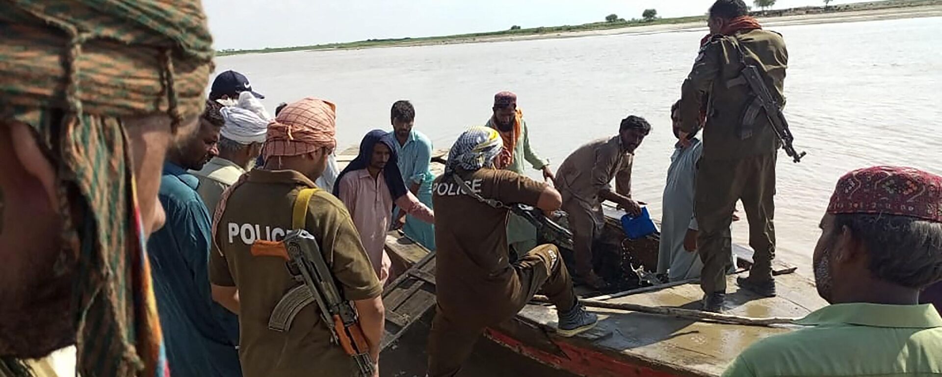 الشرطة الباكستانية وقرويون محليون يساعدون في البحث عن ضحايا قارب غرق في نهر السند وسط باكستان - سبوتنيك عربي, 1920, 27.09.2022