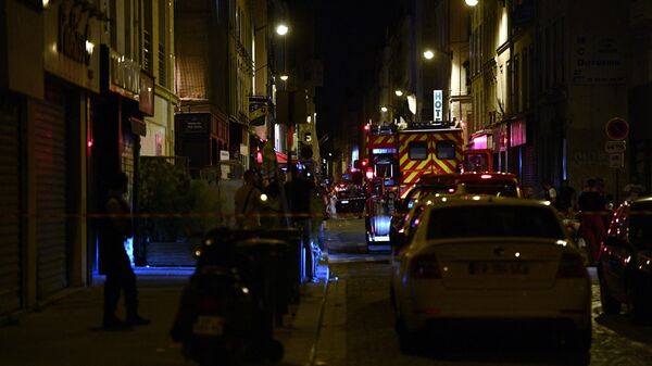 الشرطة الفرنسية تطوق مكان الحادث بعد مقتل شخص وإصابة 4 آخرين في إطلاق نار بأحد شوارع باريس الاثنين 18 يوليو 2022 - سبوتنيك عربي