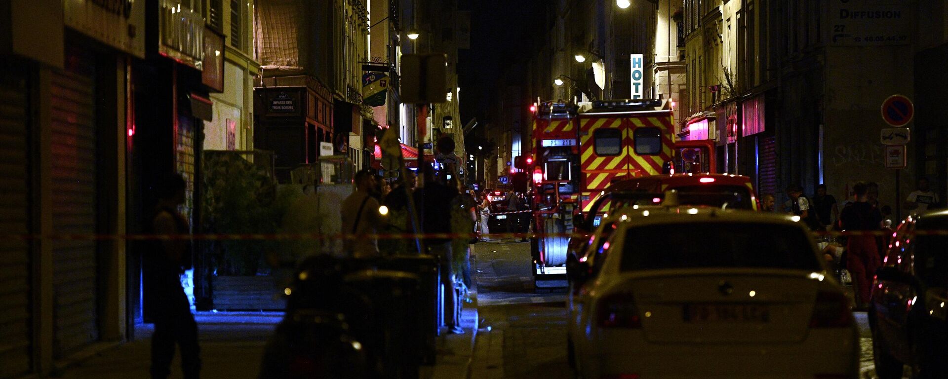 الشرطة الفرنسية تطوق مكان الحادث بعد مقتل شخص وإصابة 4 آخرين في إطلاق نار بأحد شوارع باريس الاثنين 18 يوليو 2022 - سبوتنيك عربي, 1920, 17.03.2023