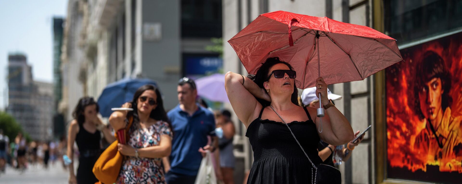 امرأة تحمل مظلة للاحتماء من أشعة الشمس خلال يوم مشمس حار في مدريد، إسبانيا، 18 يوليو 2022. - سبوتنيك عربي, 1920, 26.07.2022