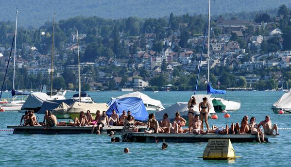 أناس خلال درجات حرارة تزيد عن 30 درجة مئوية على بحيرة زيورخ في زيورخ، سويسرا، 18 يوليو 2022 خلال موجة حر عبر أوروبا. - سبوتنيك عربي