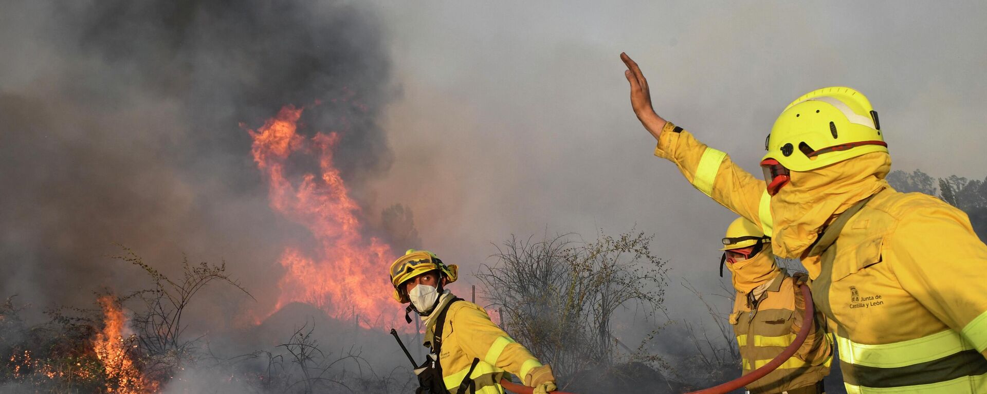 يحاول رجال الإطفاء إخماد حريق غابات بالقرب من قرية تابارا، بالقرب من زامورا، شمال إسبانيا، في 18 يوليو 2022. - سبوتنيك عربي, 1920, 22.07.2022