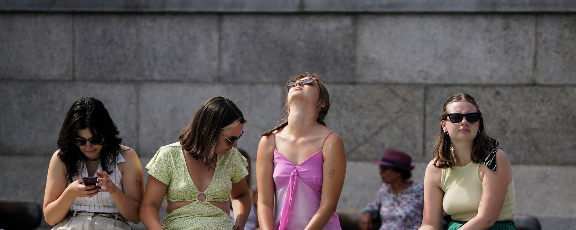 مجموعة من النساء تضع أقدامهن في مياه نافورة ترافالغار سكوير في وسط لندن في 18 يوليو 2022 حيث تشهد البلاد موجة حرارة شديدة. - سبوتنيك عربي, 1920, 09.08.2022